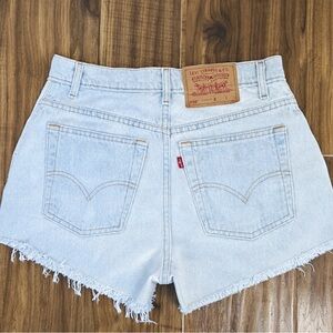Vintage Levi’s 550 90s High-Rise Light Wash Denim Cutoff Shorts – Size 28